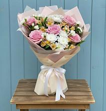 Букет цветов из:  Гвоздики, Орхидеи и Розы в Юго-Камский