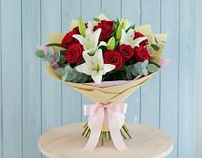 Букет цветов из:  Лилии и Розы в Юго-Камский