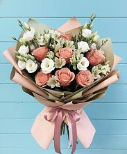 Букет цветов из:  Розы, Альстромерии и Лизиантусы в Юго-Камский