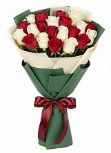 Букет Микс из красных и белых роз в Юго-Камский