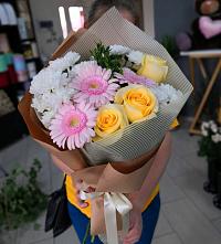 Букет цветов из:  Герберы, Розы и Хризантемы в Юго-Камский