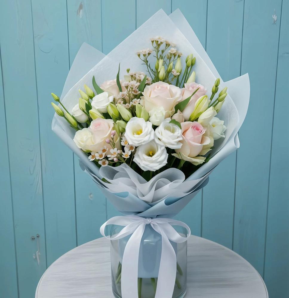 Букет цветов из: Розы и Лизиантусы в Юго-Камский