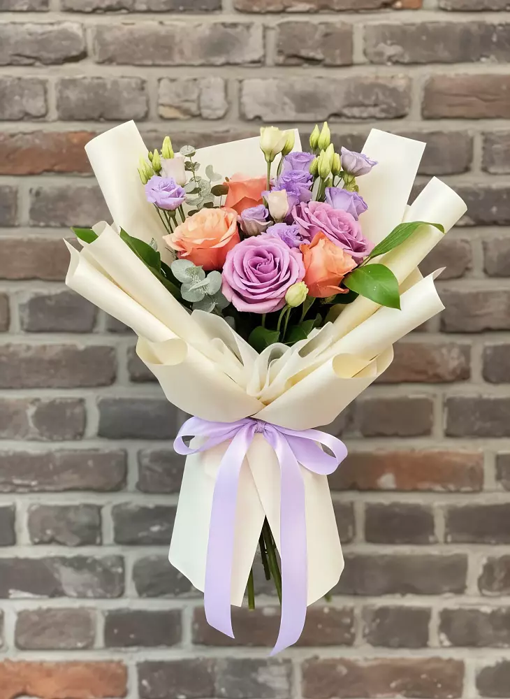 Букет цветов из: Лизиантусы и Розы в Юго-Камский