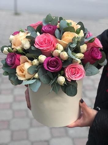 Цветочная композиция из Розы в шляпной коробке в Юго-Камский