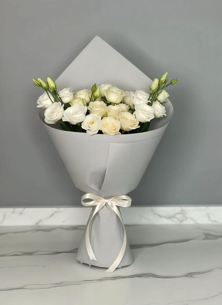 Букет цветов из: Розы и Лизиантусы в Юго-Камский