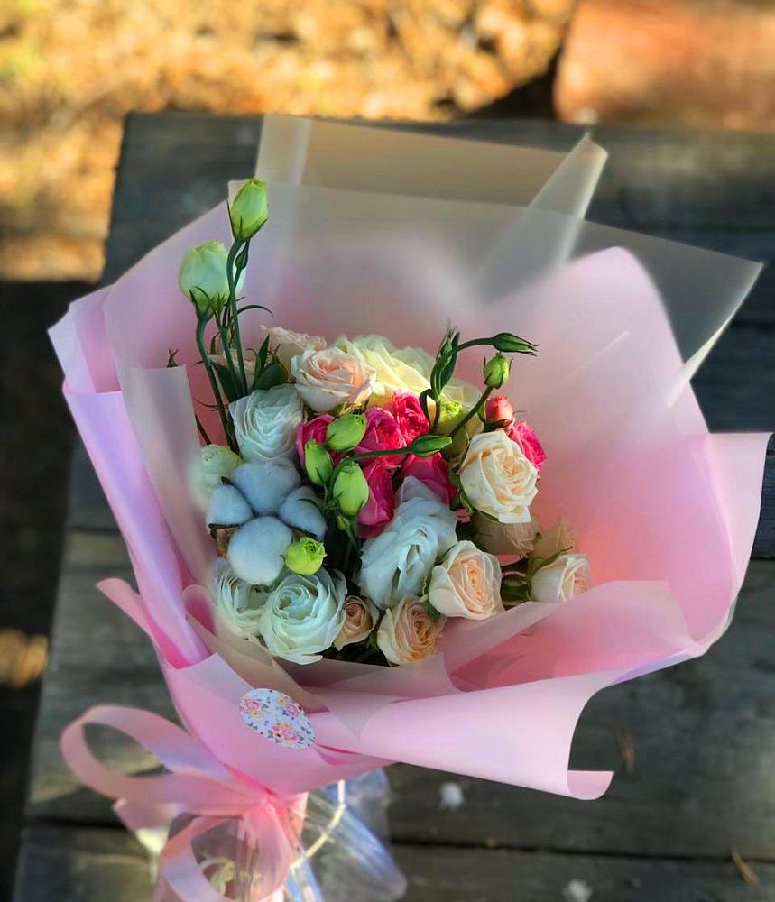 Букет цветов из: Розы и Лизиантусы в Юго-Камский