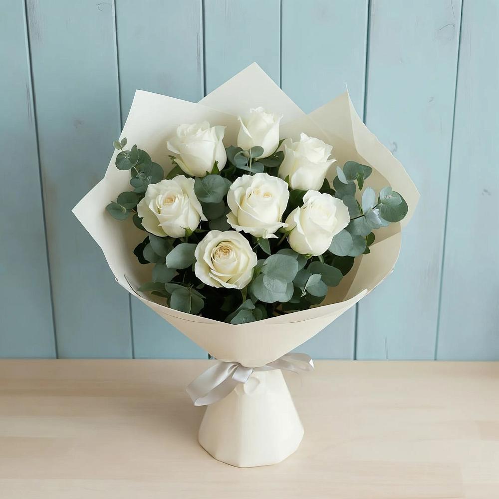 Букет Белые розы в Эвкалипте в Юго-Камский