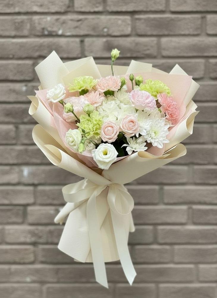 Букет цветов из: Гвоздики, Розы, Лизиантусы и Хризантемы в Юго-Камский
