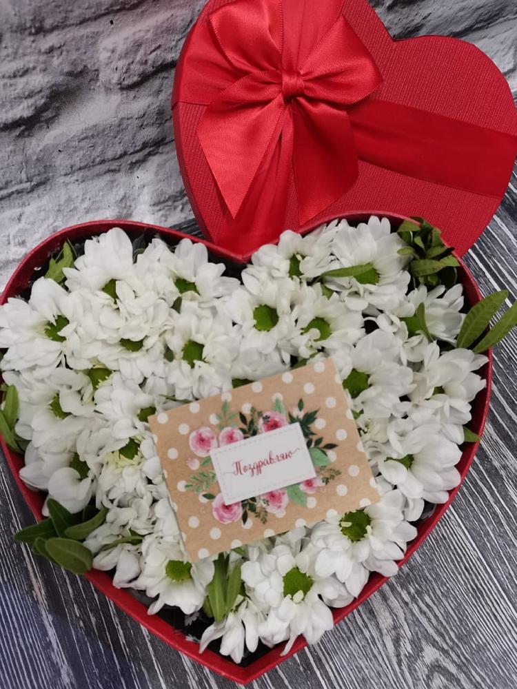 Цветочная композиция из Хризантемы в виде сердца в Юго-Камский