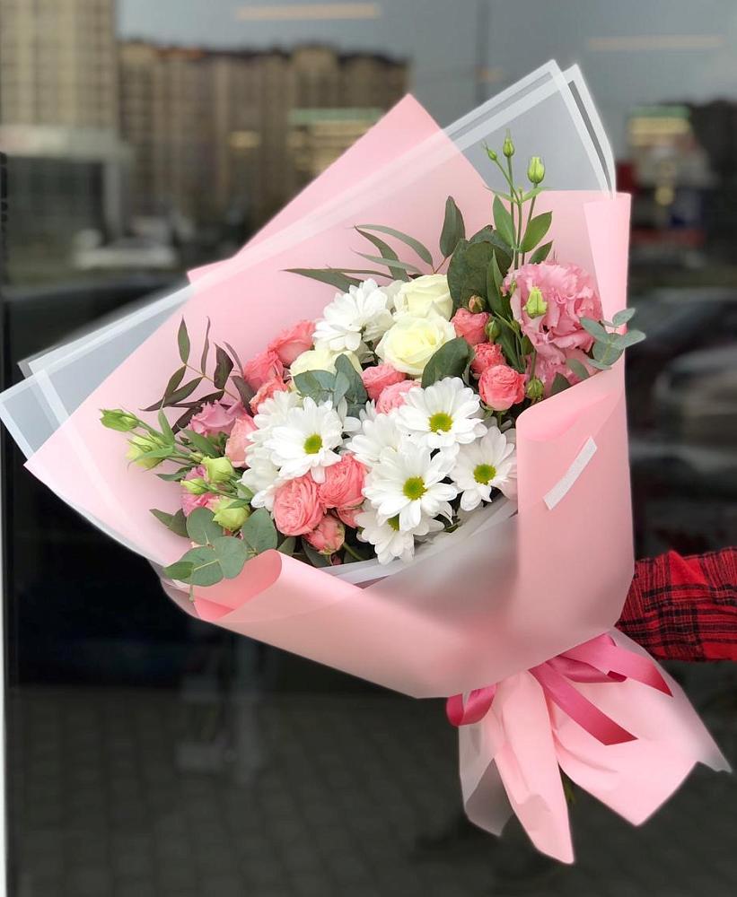Букет нежный в Юго-Камский Букет цветов из: Розы, Лизиантусы и Хризантемы в Юго-Камский
