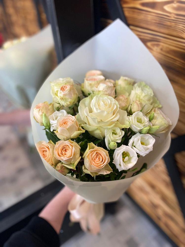 Букет цветов из: Розы и Лизиантусы в Юго-Камский