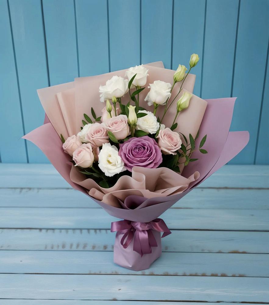 Букет цветов из: Розы и Лизиантусы в Юго-Камский